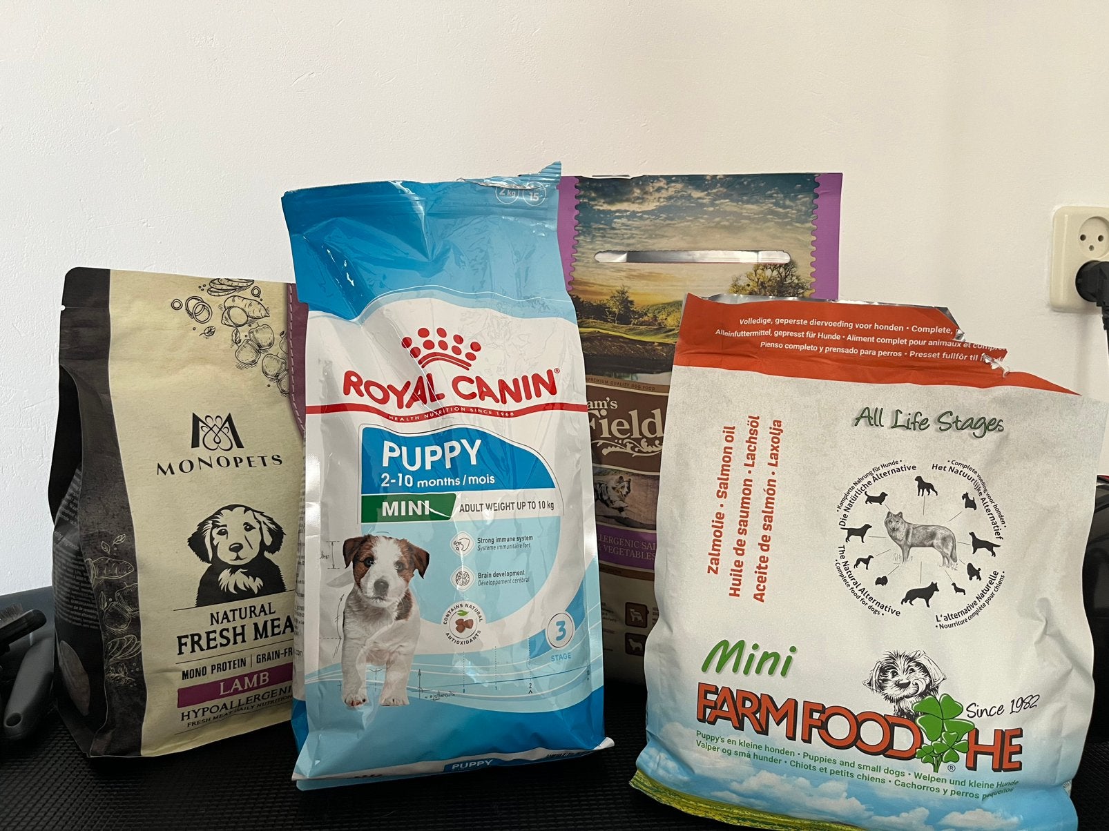 Honden puppy voer brokjes mini van alles totaal 8,4 kilo, Ophalen, Hond