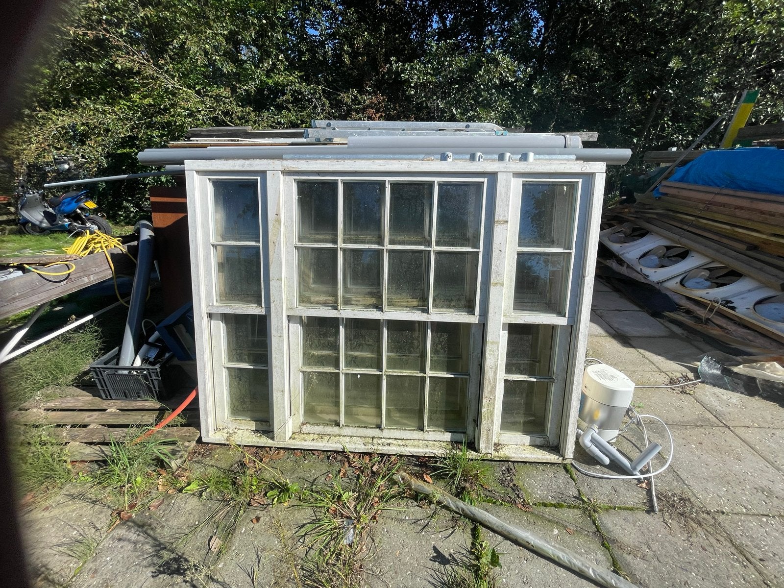 5 Romantische kozijnen met enkel glas en schuifluik, Doe-het-zelf en Verbouw, Ophalen, Gebruikt, Minder dan 80 cm, Gevelraam of Ruit