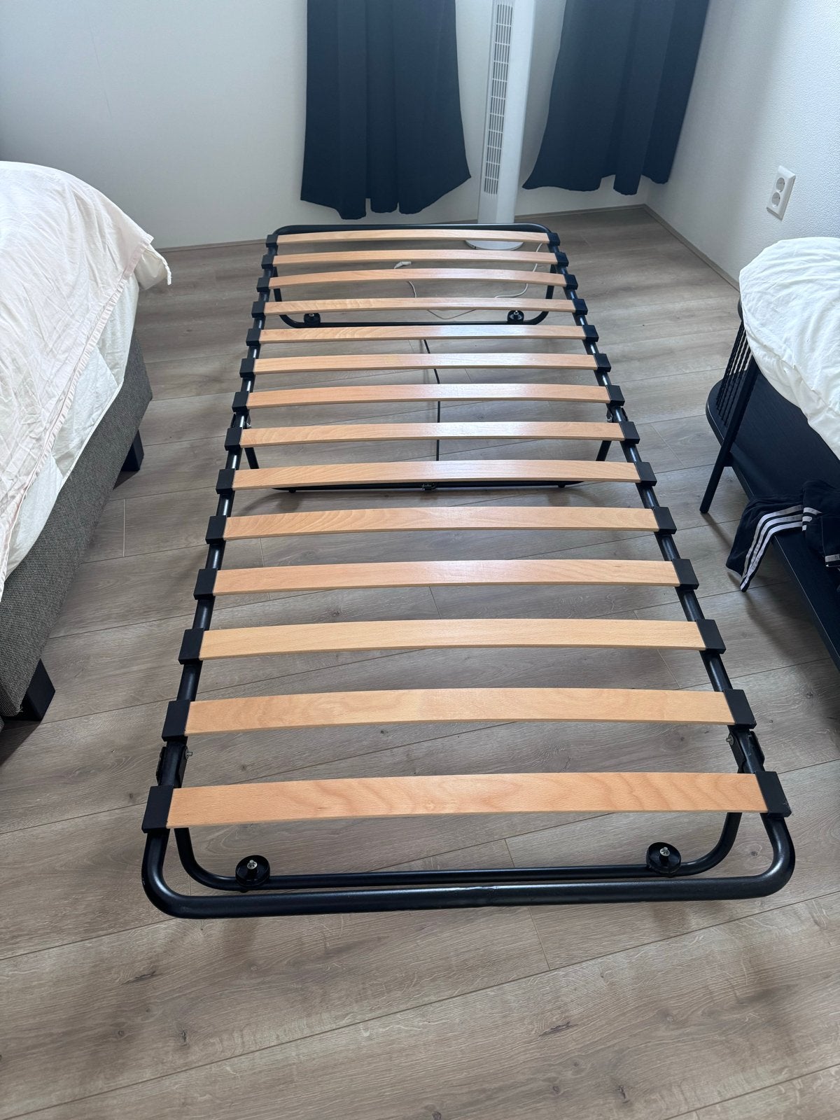 Logeerbed met inklapbare poten (excl. matras), Huis en Inrichting, Ophalen, Gebruikt, 90 cm, Eenpersoons