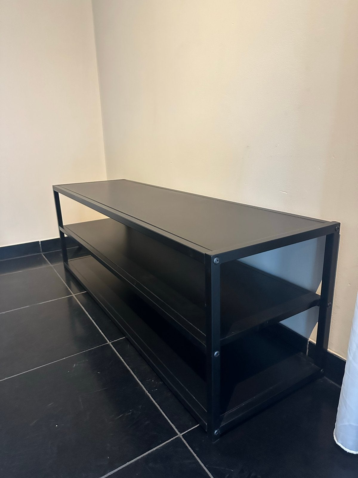 Zwarte lage open kast / TV-meubel, Ophalen, 150 tot 200 cm, Zo goed als nieuw, Minder dan 100 cm