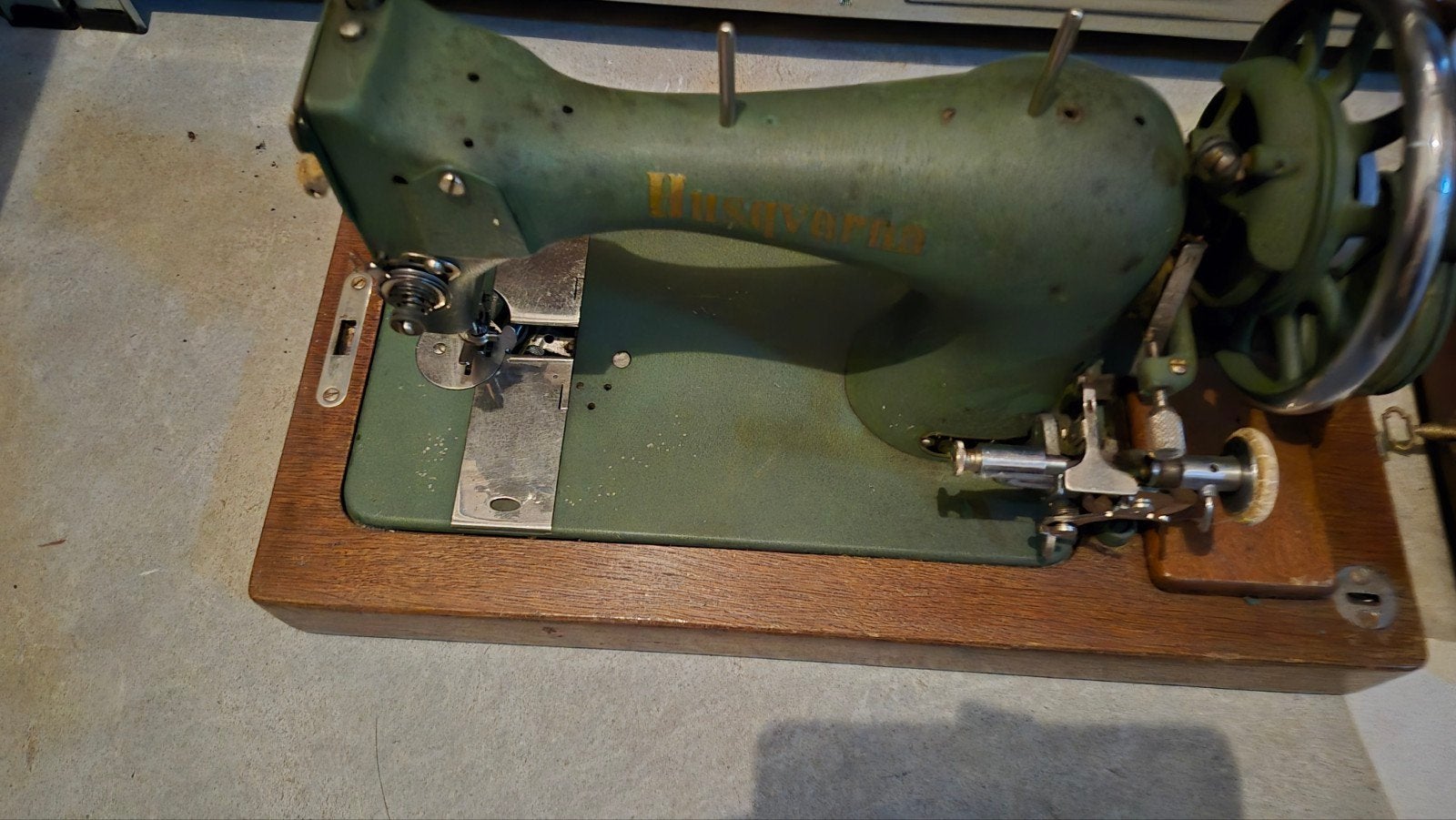 Husqvarna. Groene handnaaimachine. Met houten koffer., Ophalen