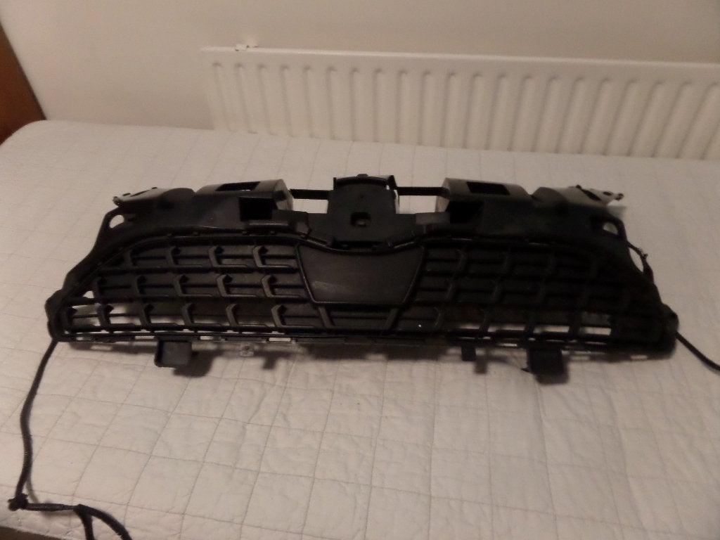 TOYOTA YARISS CROSS (PJ, PJ1) GRILL AF 2021, Auto-onderdelen, Gebruikt, Voor, Ophalen of Verzenden, Toyota