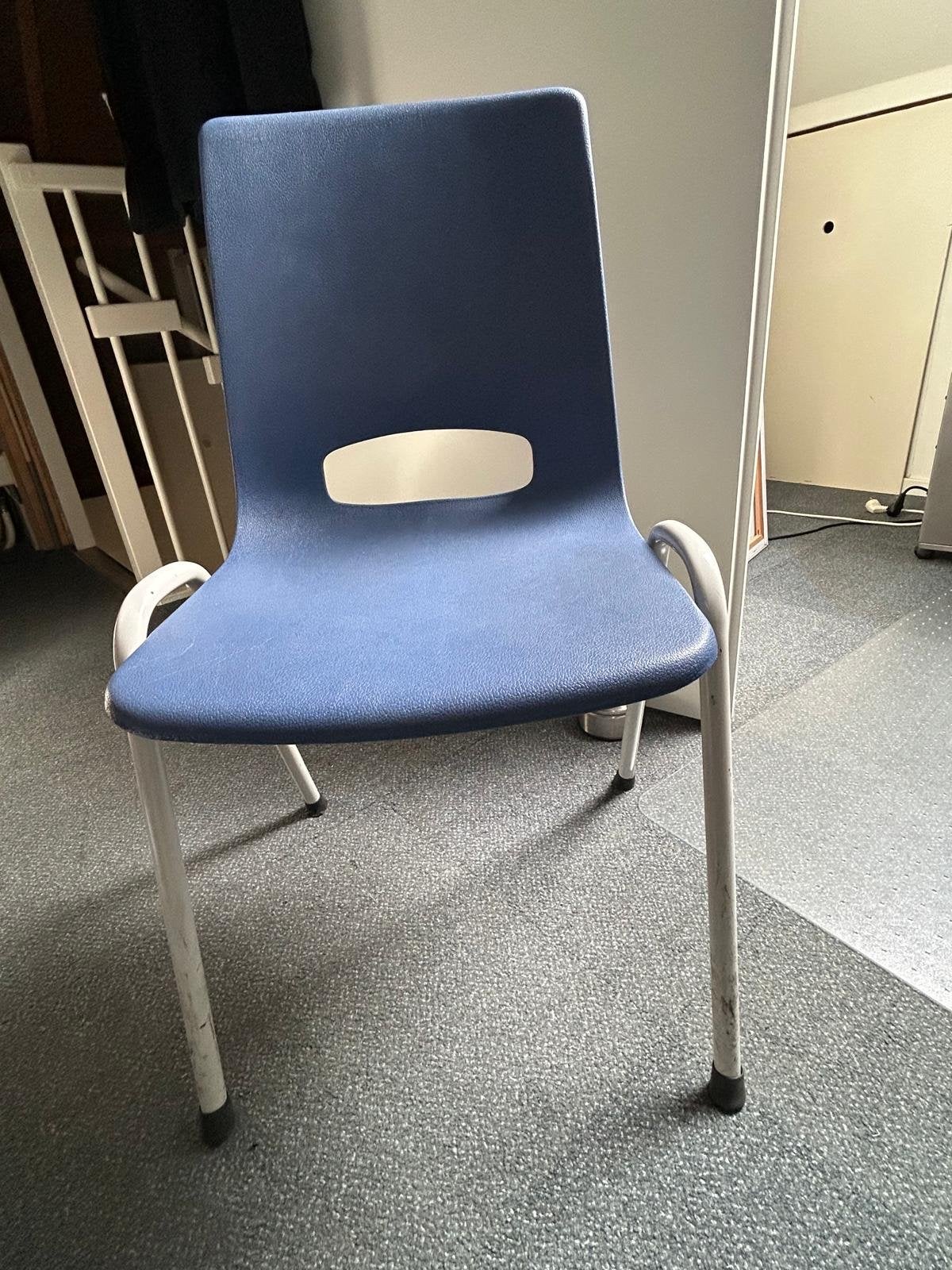 4 stapelbare stoelen - blauw met wit metalen frame, Huis en Inrichting, Stoelen, Ophalen, Kunststof, Gebruikt, Blauw