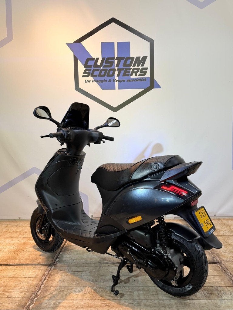 Foto 2 van Piaggio Zip 2 takt 2003 45km brom full option scooter 2t