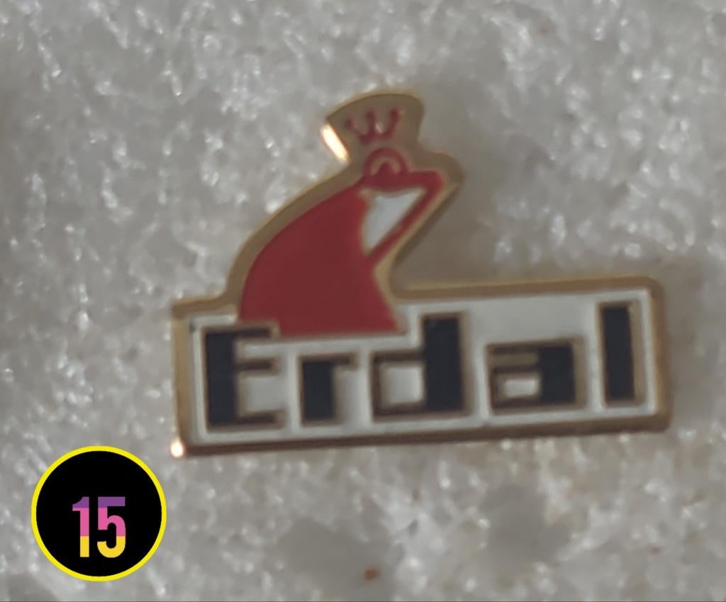 Vintage Erdal Pin met Kikker Logo, Verzamelen, Speldjes, Pins en Buttons, Verzenden, Gebruikt, Merk, Speldje of Pin