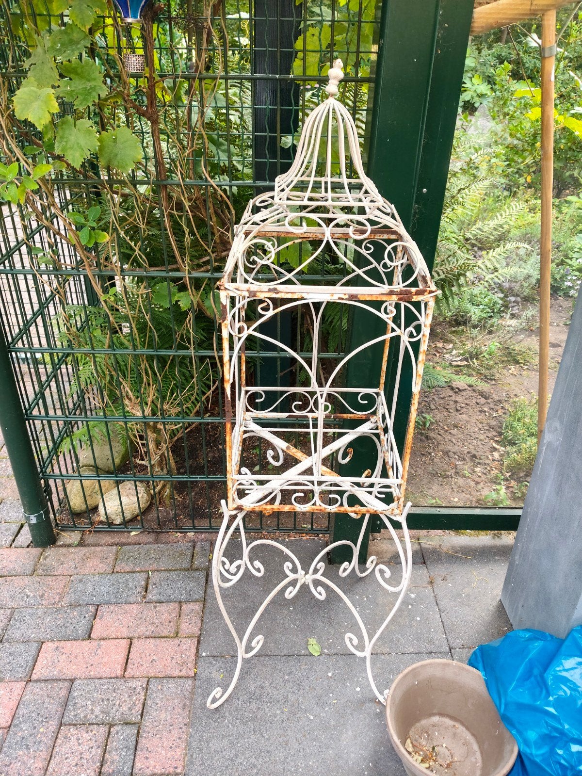 Decoratie kastje voor in de tuin, Ophalen