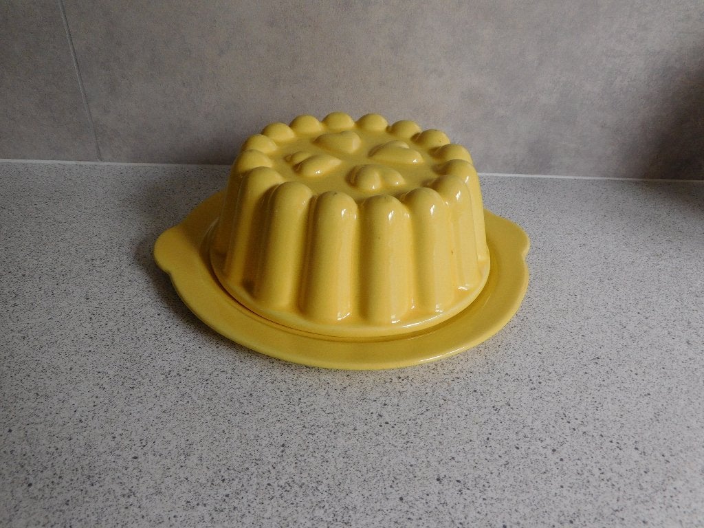 Puddingvorm 19 cm. en onderbord 25 cm. Geel Zeller Keramik, Ophalen of Verzenden