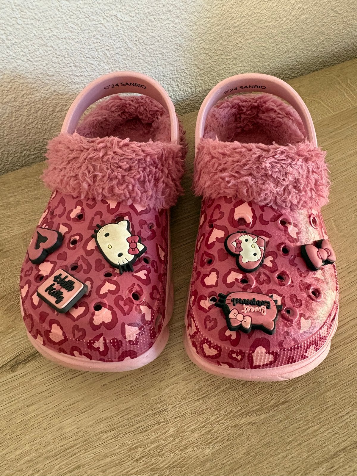Roze Hello Kitty Crocs met voering - Maat 26/27, Ophalen of Verzenden, Gebruikt, Meisje, Schoenen