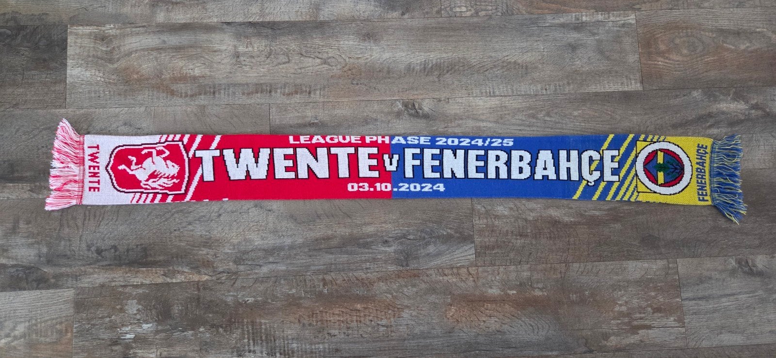 Sjaal FC Twente - Fenerbahce, Verzamelen, Sportartikelen en Voetbal, Ophalen of Verzenden, Zo goed als nieuw, F.C. Twente, Vaantje of Sjaal