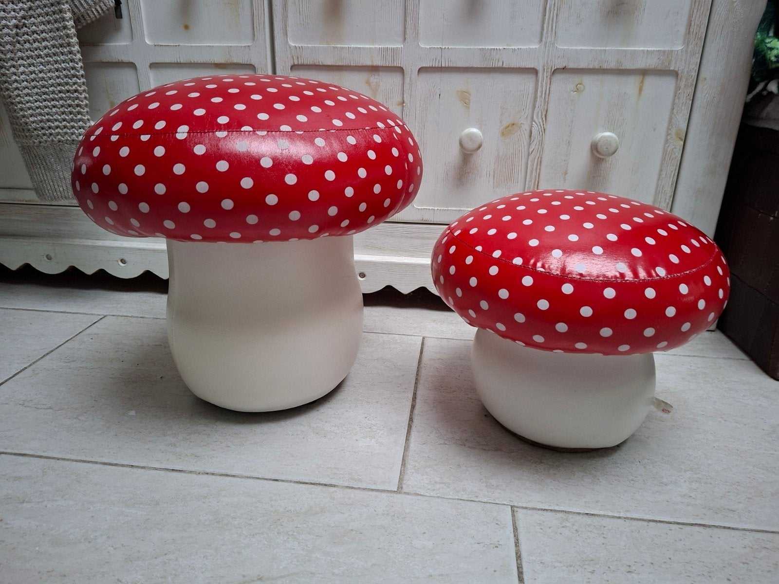 2 paddestoel poefjes - rood met witte stippen, Ophalen, Gebruikt