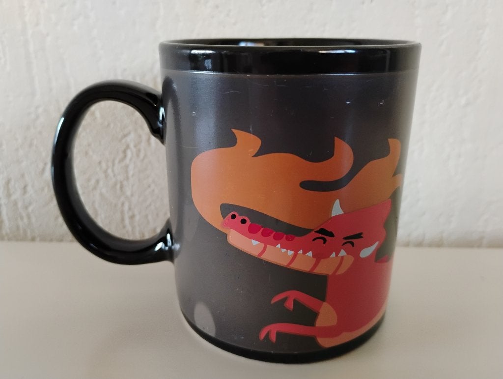 Nieuwe, grote  mok met vuurspuwende  draak erop Deens design, Nieuw, Ophalen of Verzenden, Overige stijlen, Kop(pen) en/of Schotel(s)