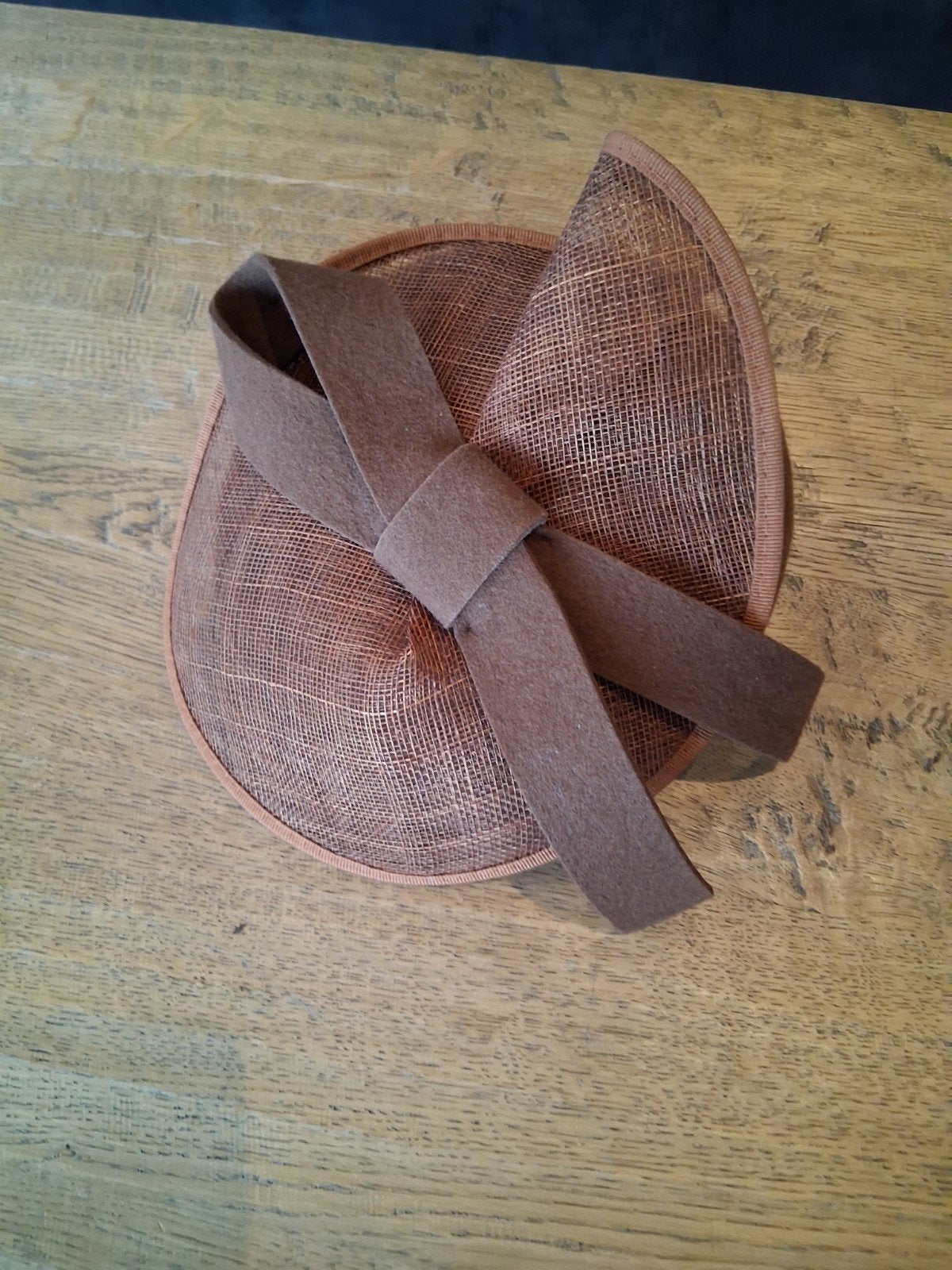 Complit bruine fascinator dophoed - Zo goed als nieuw, Complit, Ophalen of Verzenden, Zo goed als nieuw, Hoed