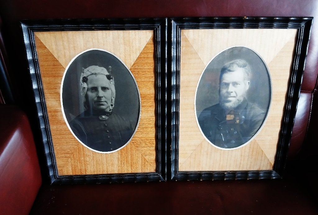 Twee portretfoto's in lijst glas man vrouw in klederdracht, Ophalen of Verzenden