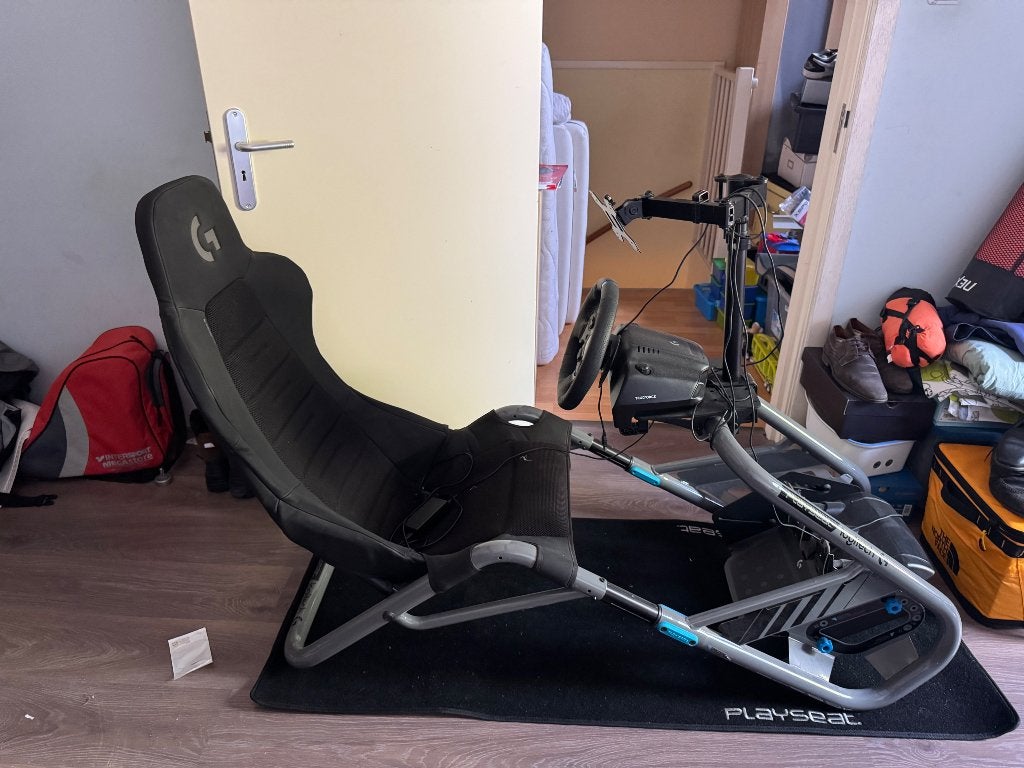 Logitech G923 Racing Wheel + Racing Stoel  PC + PS4/5