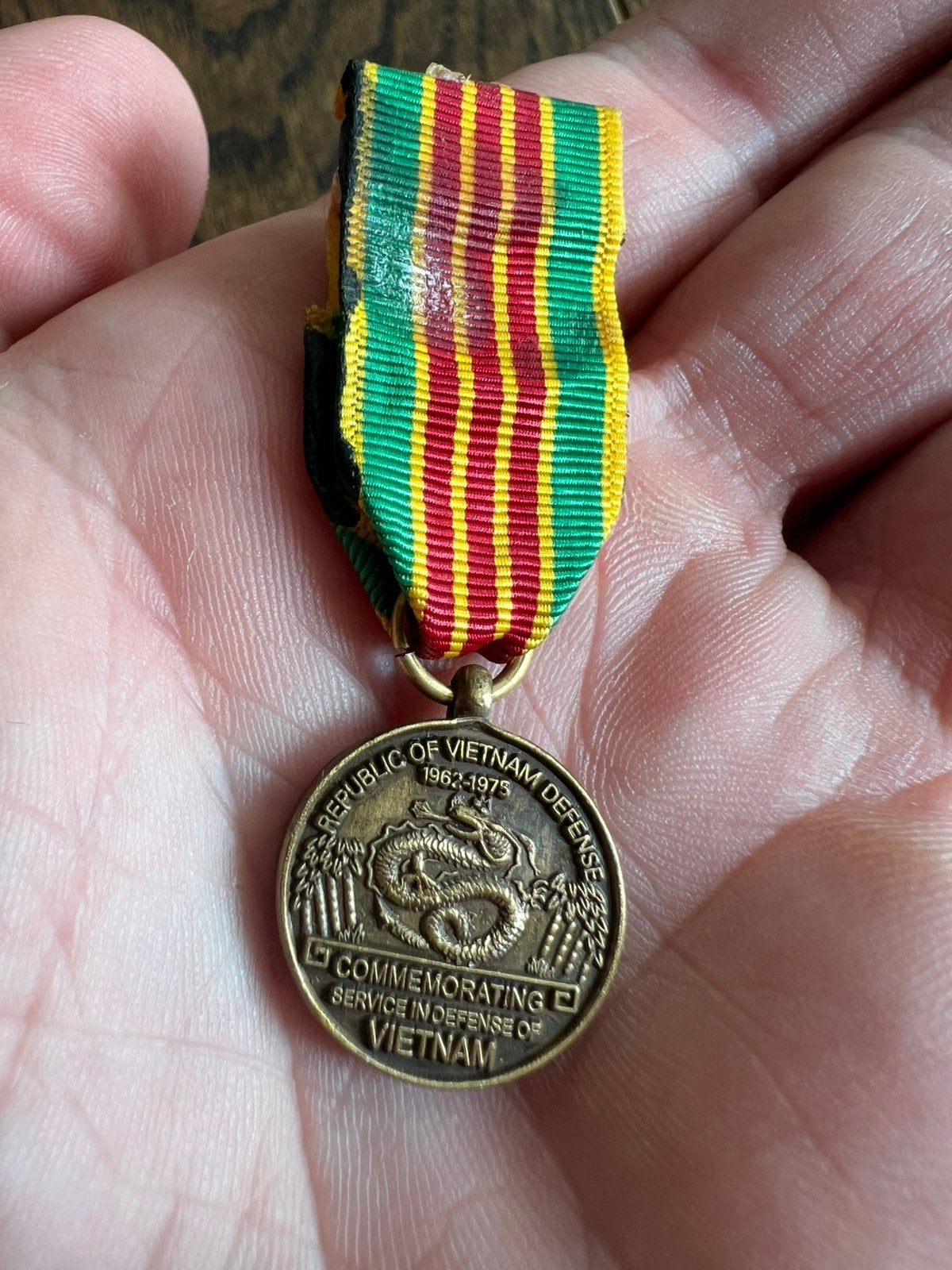 Amerikaans Vietnam Defense Commemorative Medal medaille, Verzamelen, Amerika, Verzenden, Embleem of Badge, Landmacht