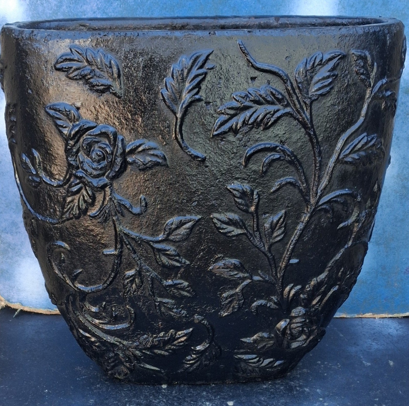 Bloempot.  Floraal geornamenteerd.  Terra-cotta.  31 cm., Tuin en Terras, Bloempotten, Ophalen, Binnen, Zo goed als nieuw, Overige vormen