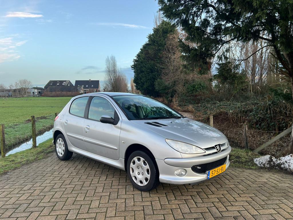 Peugeot 206 1.4 generation 5 deurs Airco lage km NAP✅, Voorwielaandrijving, Euro 5, Stof, 4 cilinders