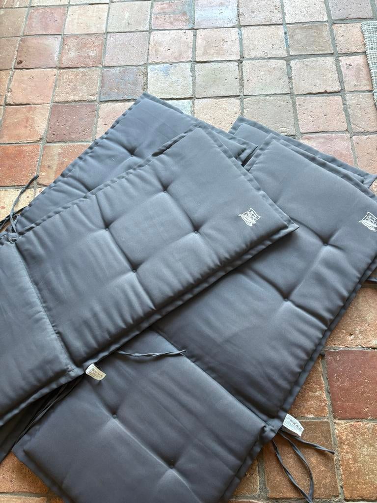 Gratis afhalen: 4 donkergrijze tuinstoelkussens, Tuin en Terras, Tuinmeubel-accessoires, Ophalen, Gebruikt