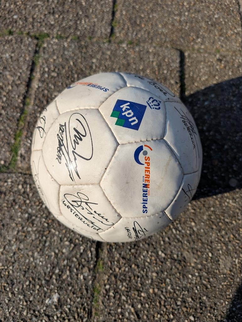 Voetbal met handtekeningen, Sport en Fitness, Voetbal, Ophalen