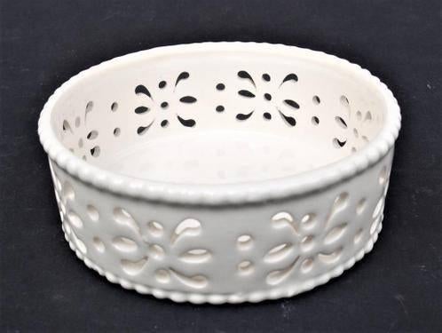 Royal Creamware - Schaaltje met opengewerkte rand - ZGAN, Huis en Inrichting, Keuken | Servies, Ophalen of Verzenden, Effen, Aardewerk