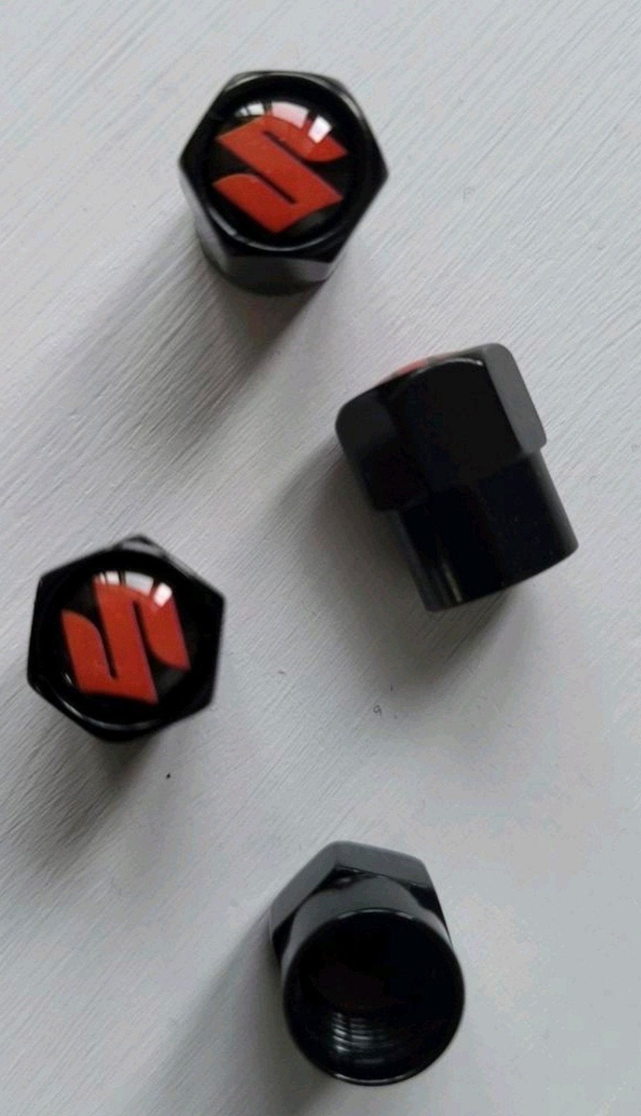 Set van 4 gloednieuwe zwarte aluminium Suzuki ventieldoppen., Ophalen of Verzenden, Nieuw