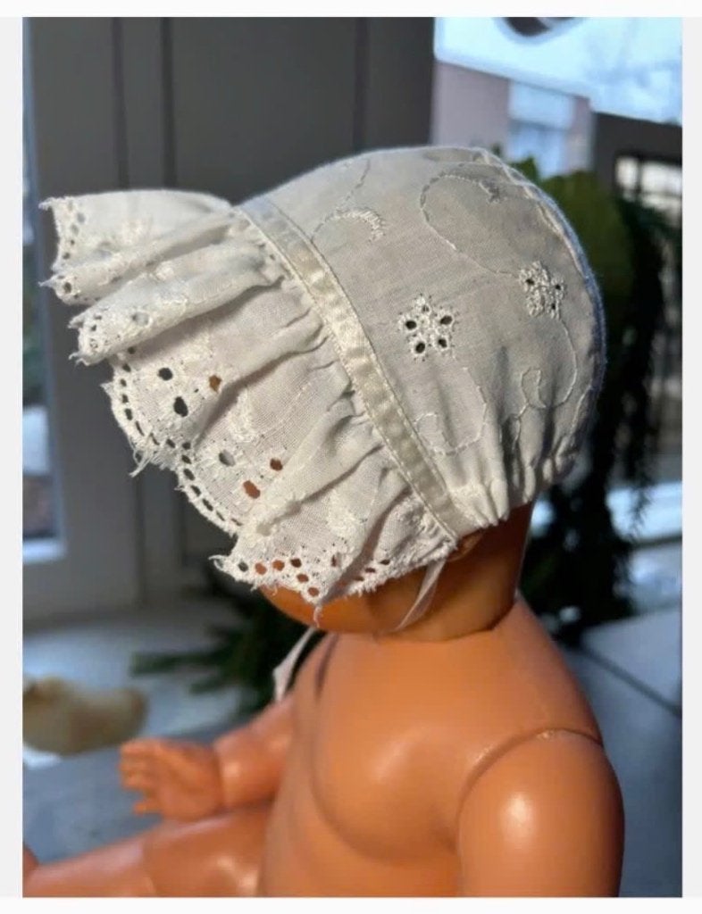 Vintage broderie mutsje voor beer of pop, broderie rand, Verzamelen, Poppen, Ophalen of Verzenden, Zo goed als nieuw, X, Kleertjes