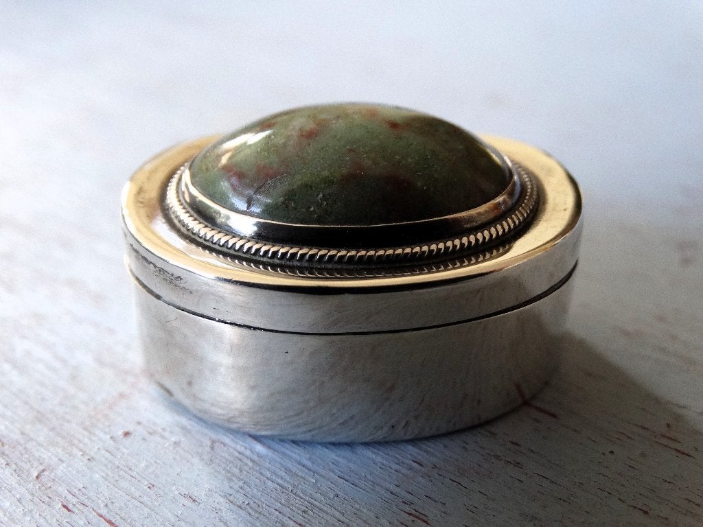 1e gehalte zilveren pillendoosje met groene jaspis ingelegd, Antiek en Kunst, Verzenden, Zilver