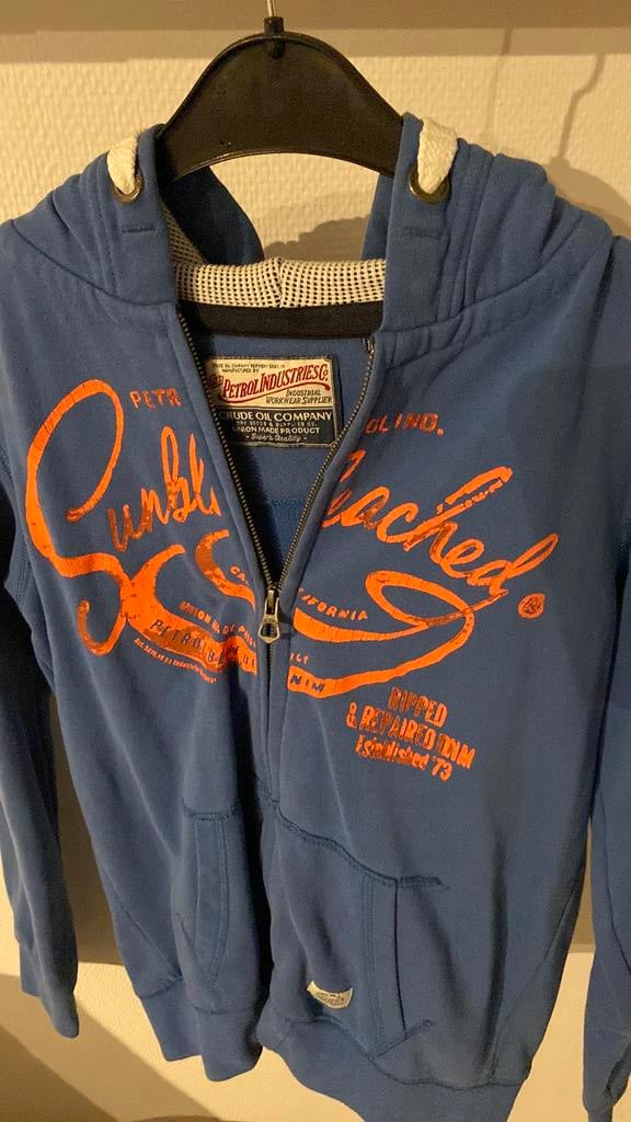Hoody van petrol blauw met oranje opdruk voor EK maat 164., Ophalen of Verzenden, Zo goed als nieuw, Jongen, Trui of Vest