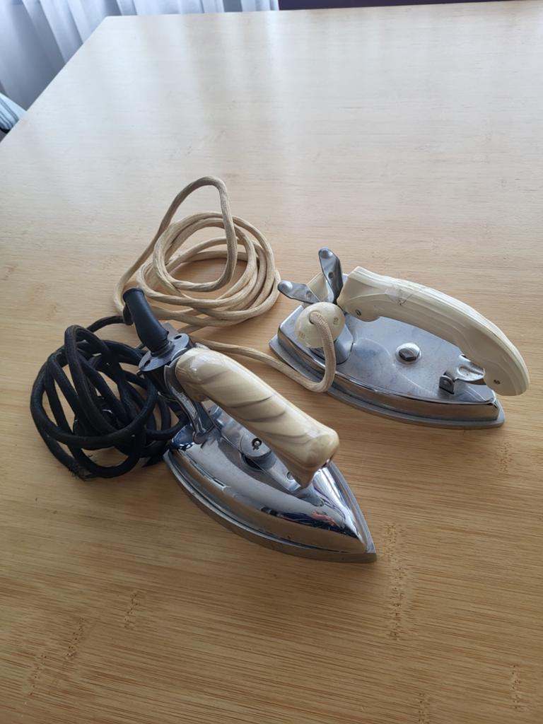 Wit bakeliet reis strijkijzers, Antiek en Kunst, Curiosa en Brocante, Ophalen
