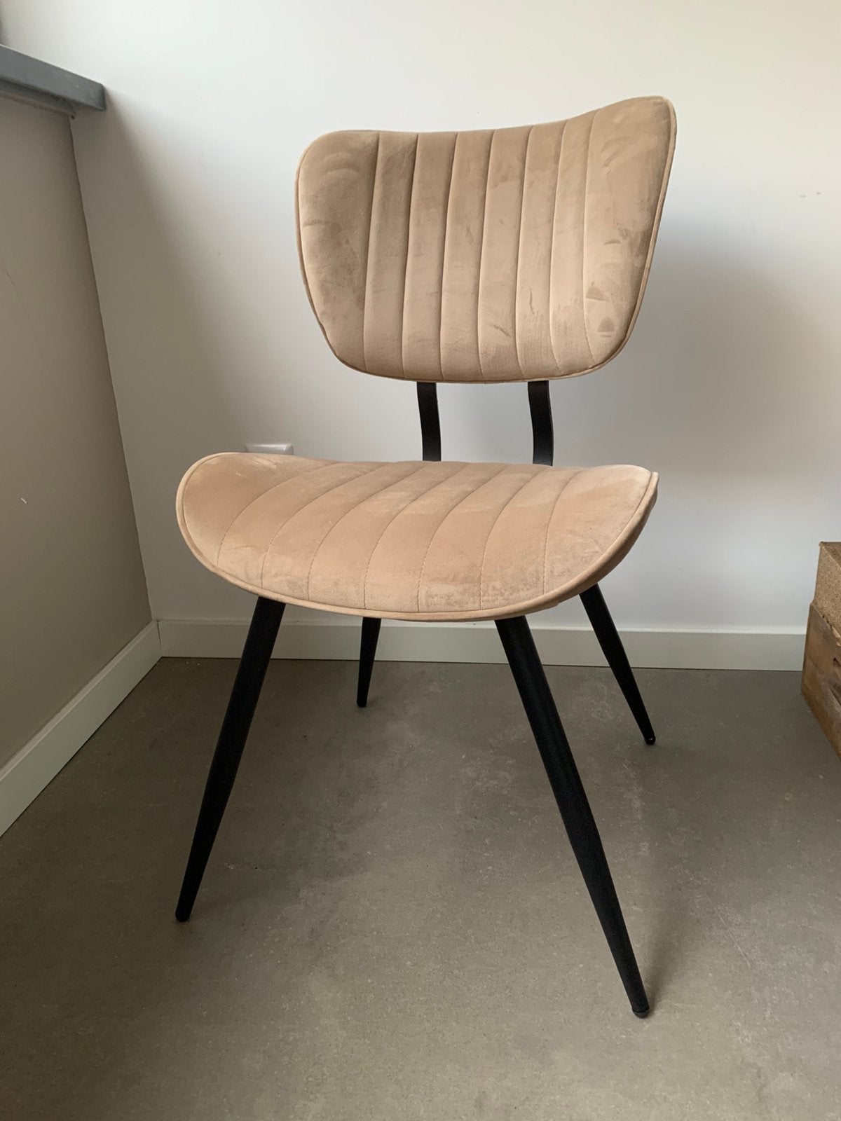2 eetkamerstoelen taupe velours, Huis en Inrichting, Stoelen, Ophalen, Twee, Bruin, Nieuw