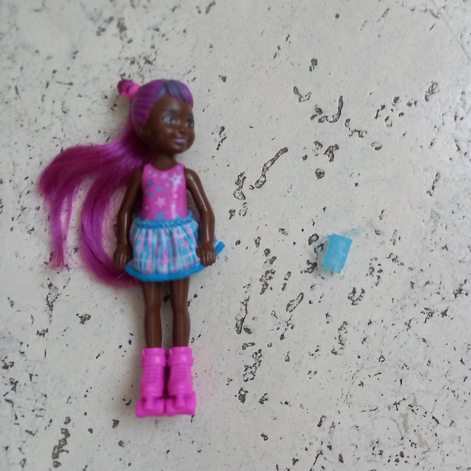 Barbie Chelsea pop met rolschaatsen en afneembaar haar, Ophalen of Verzenden, Gebruikt, Barbie