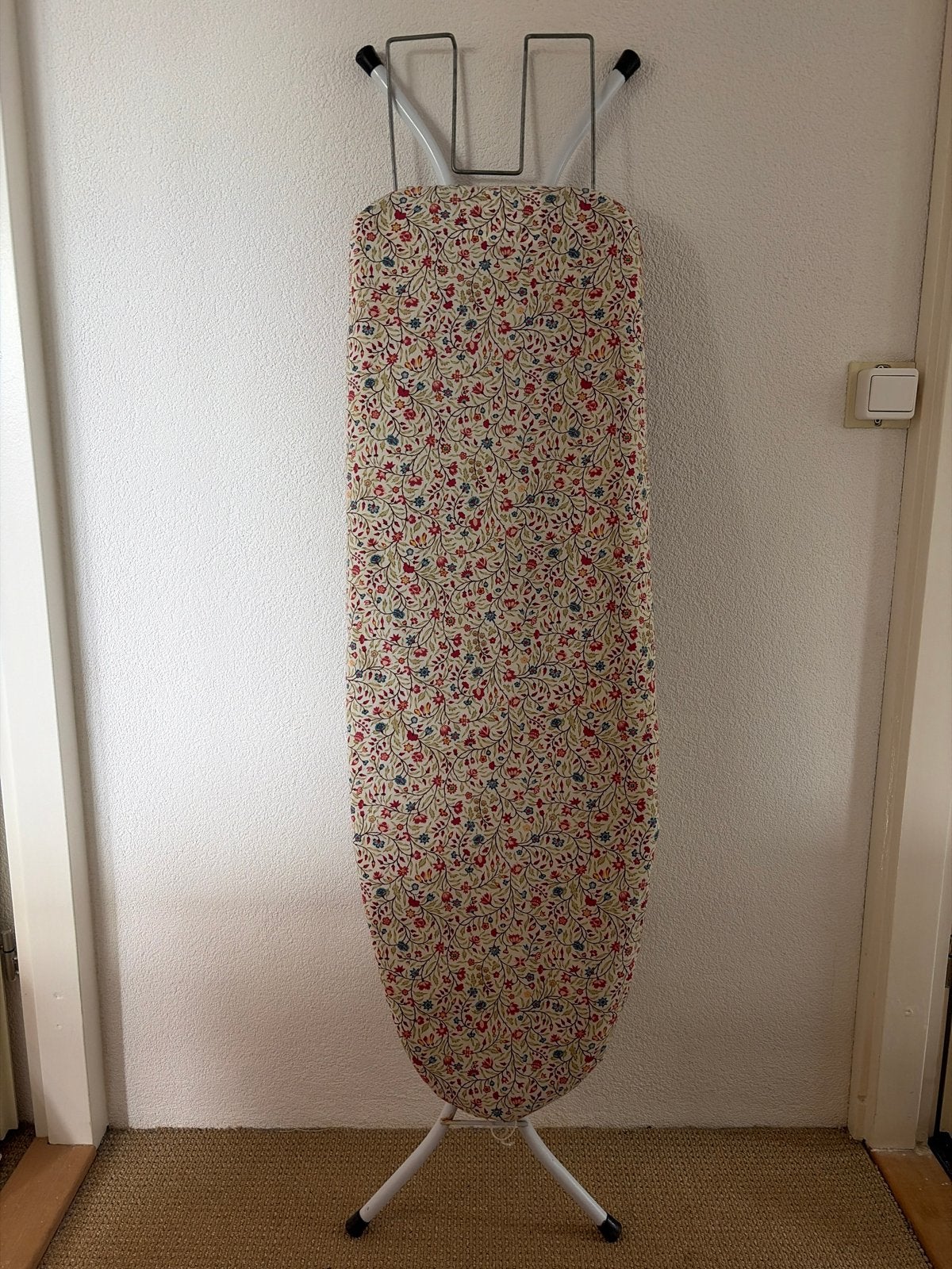 Strijkplank met bloemenprint en strijkijzerhouder, Ophalen, Gebruikt