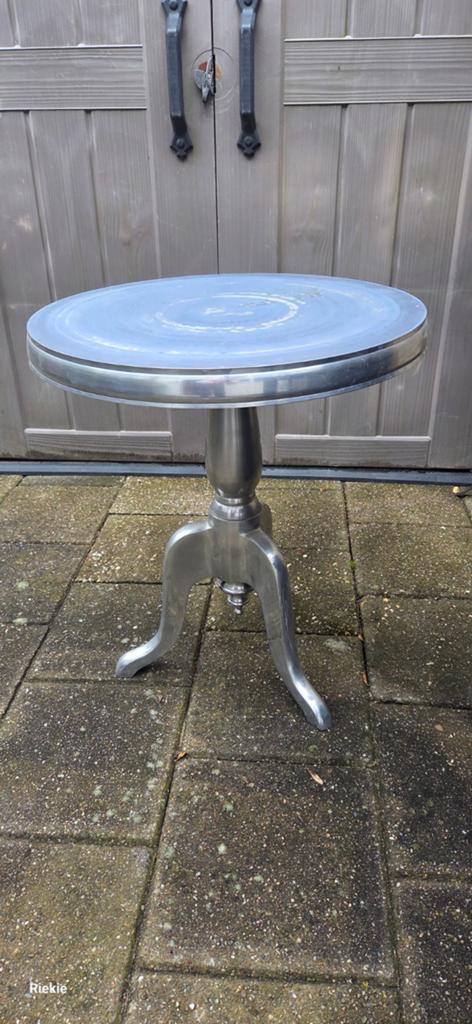Bijzettaffeltje, Huis en Inrichting, Tafels | Bijzettafels, Ophalen of Verzenden, Rond, Metaal of Aluminium, Minder dan 55 cm