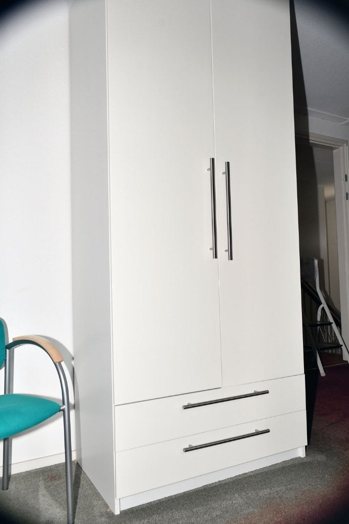 IKEA kledingkast met deuren en lades wit 100x236x60cm, Huis en Inrichting, 100 tot 150 cm, 200 cm of meer, Zo goed als nieuw, Minimalistisch