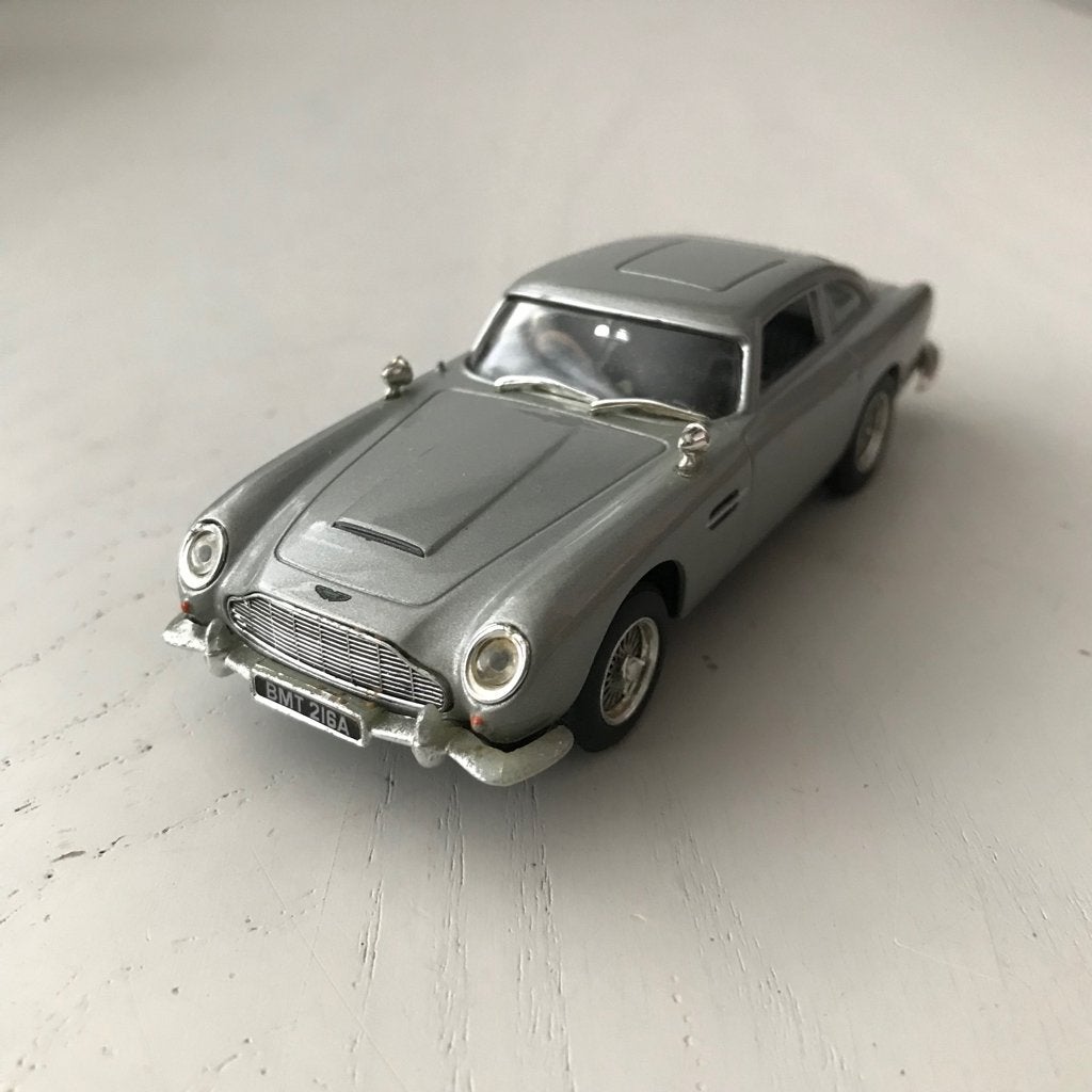 Aston Martin DB5 James Bond van Universal Hobbies 1:43, Hobby en Vrije tijd, Ophalen of Verzenden, Gebruikt, Auto, Universal Hobbies