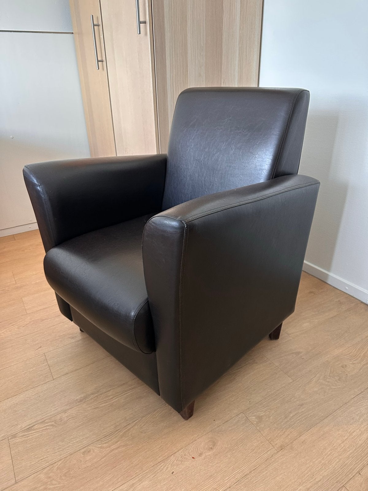 Comfortabele donkerbruine leren fauteuil, Ophalen, Gebruikt, Leer, 75 tot 100 cm