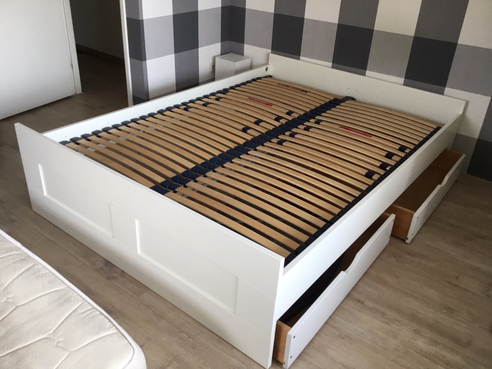 Ikea Brimnes bed 140x200 inclusief lattenbodem, Wit, Tweepersoons, Zo goed als nieuw, Hout