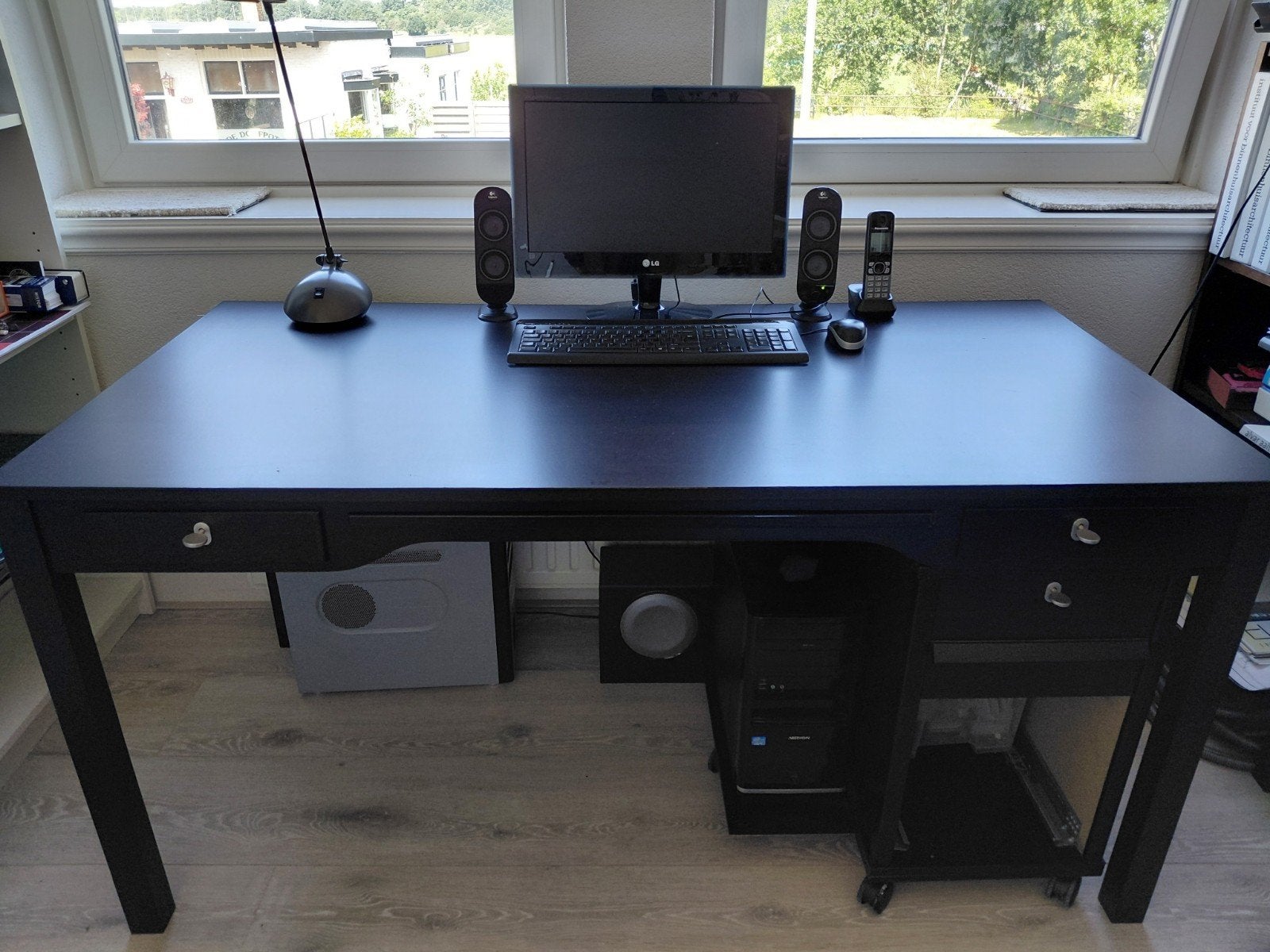 Donker bruin bureau met 2 lades en rijdbare onderladekast, Ophalen, Met lades, Gebruikt, 150 cm