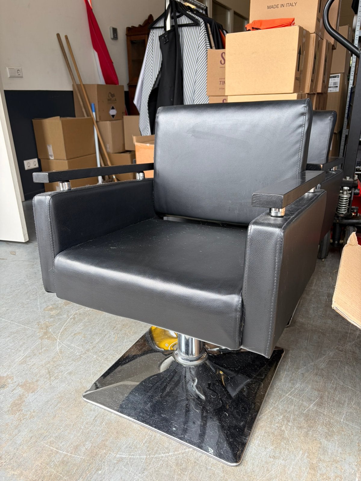 Twee kappersstoelen met pomp en rem, Ophalen