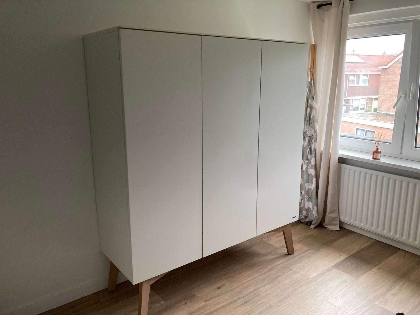 Kidsmill Sixties Kledingkast Mat Wit met Houten Poten, Ophalen, Kast, 50 tot 70 cm, 105 cm of meer