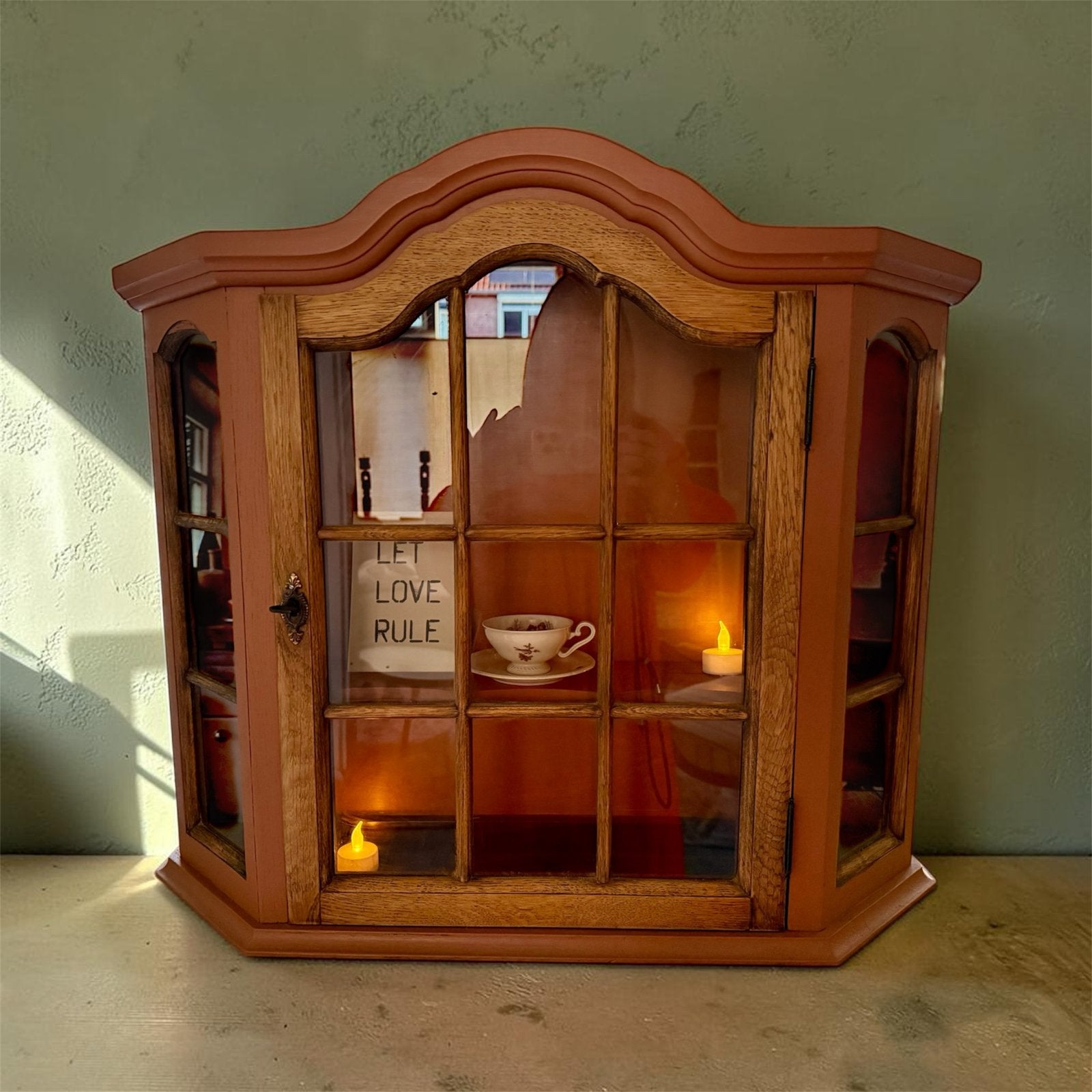 Vintage houten wandkastje met glazen deuren, Ophalen