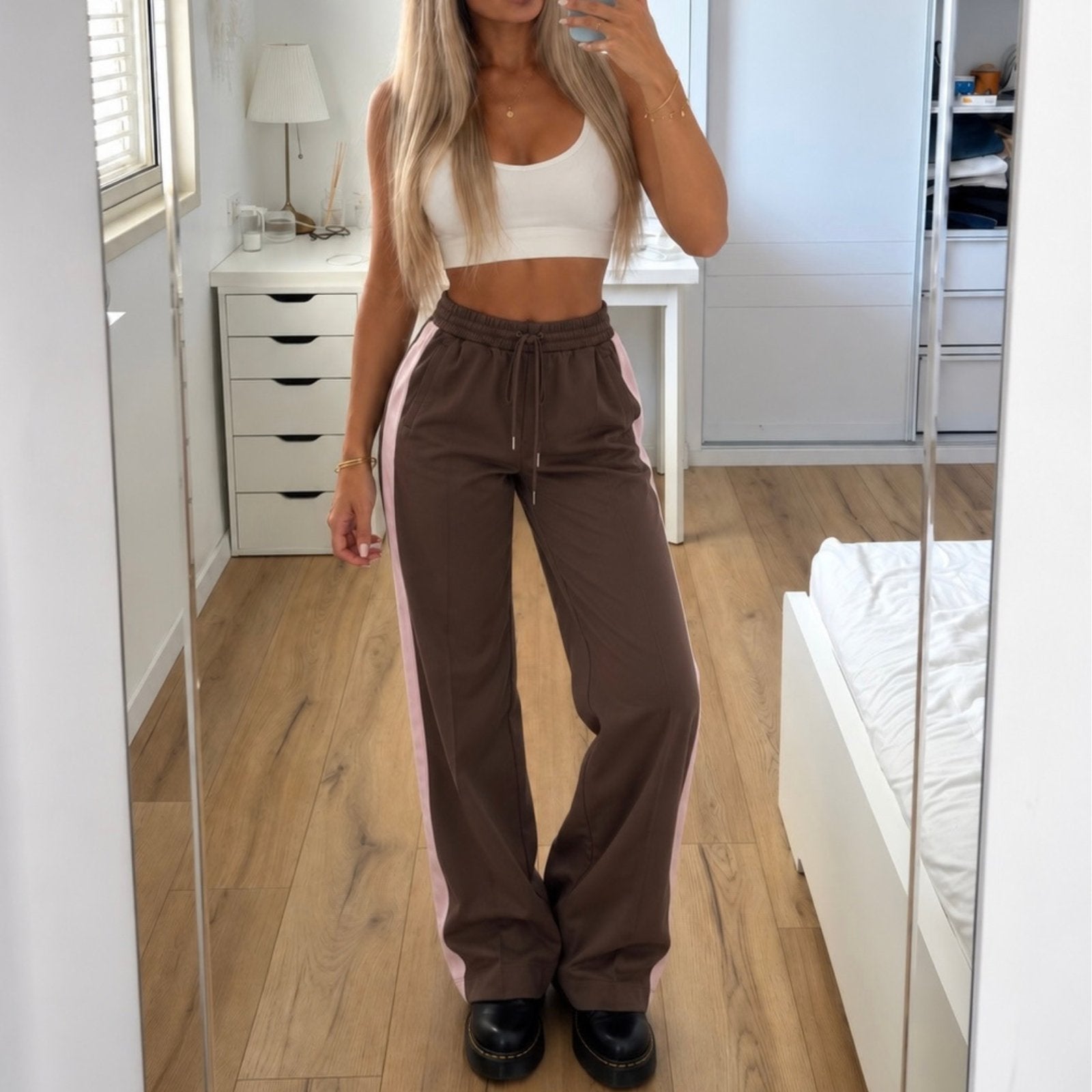 Monki bruine wide leg track pants met roze strepen, Bruin, Verzenden, Maat 42/44 (L), Zo goed als nieuw
