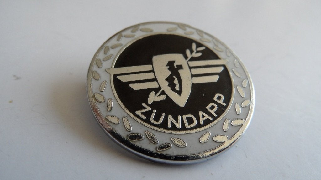 Zundapp bromfiets-motorspeld, geëmailleerde broche 28 mm., Verzenden, Gebruikt, Merk, Speldje of Pin
