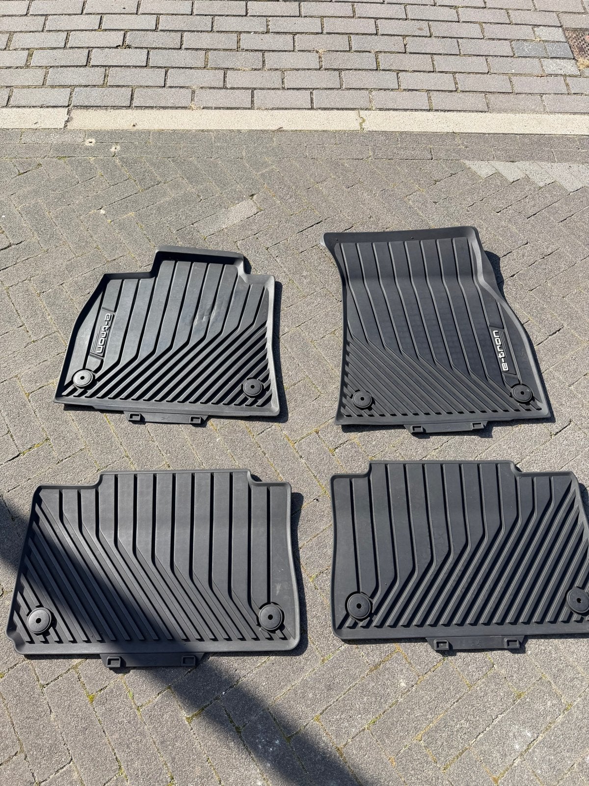 Audi e-tron rubberen vloermatten (set van 4), Ophalen of Verzenden, Zo goed als nieuw