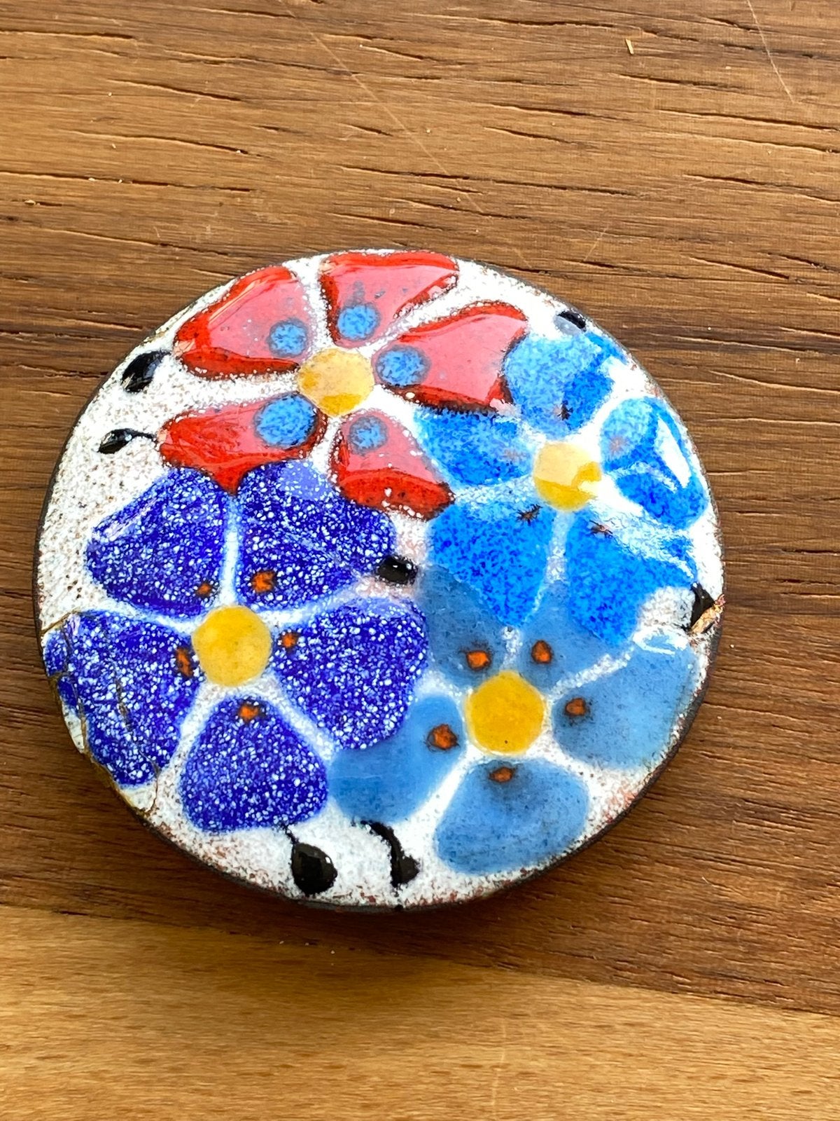 Emaille vintage broche met bloemen. Niet gesigneerd., Ophalen of Verzenden, Zo goed als nieuw, 4 tot 7 cm, Koper