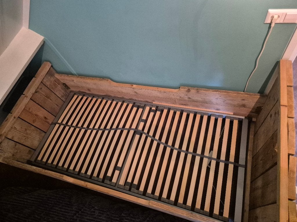 Steigerhout bed, nachtkastje, boekenkast