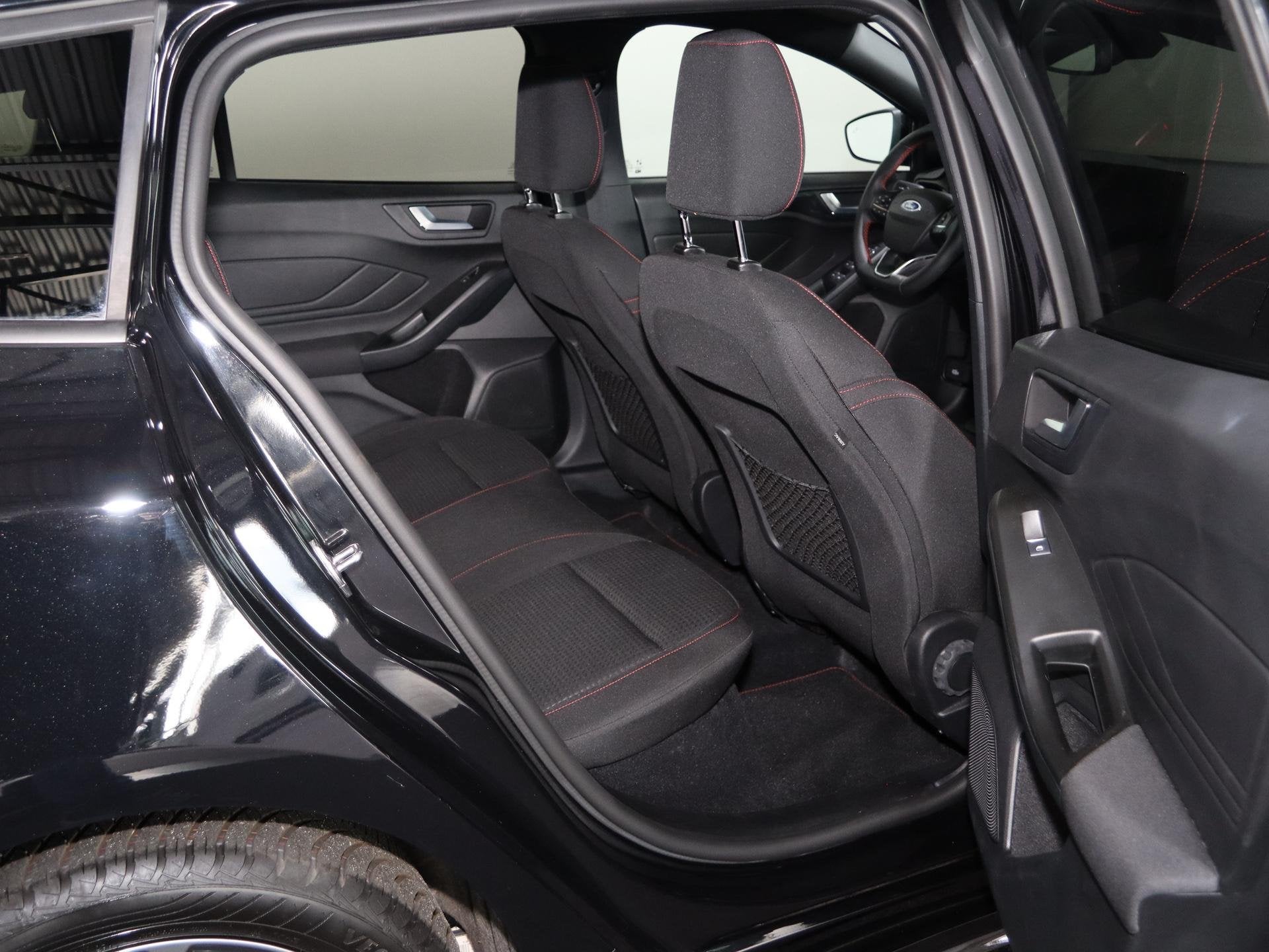 Foto 9 van Ford Focus Wagon 1.0 EcoBoost Hybrid ST Line X | Trekhaak |