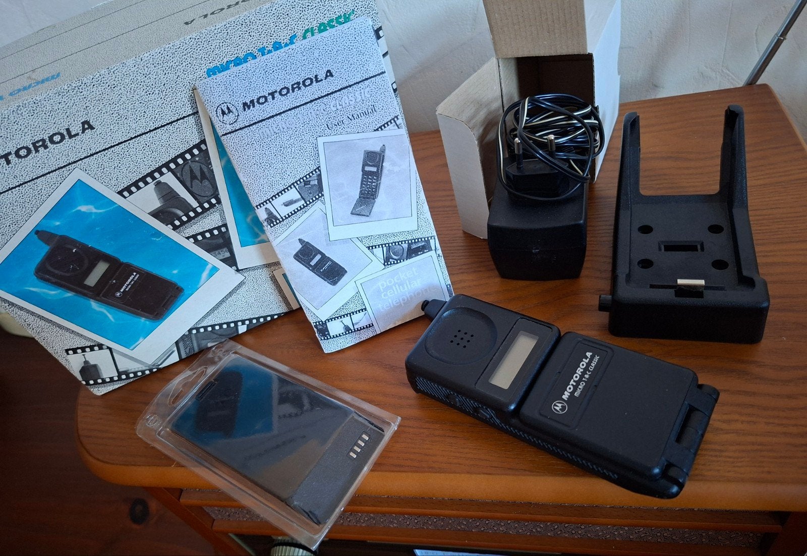 Motorola MicroTAC Classic - Vintage Telefoon met Accessoires, Gebruikt, Geen camera, Inklapmodel, Ophalen of Verzenden