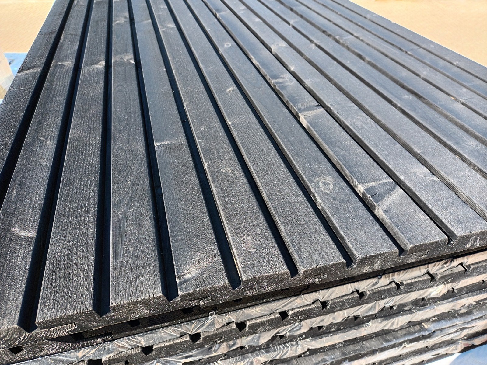 Zwart gespoten triple rhombus planken gevelbekleding deens