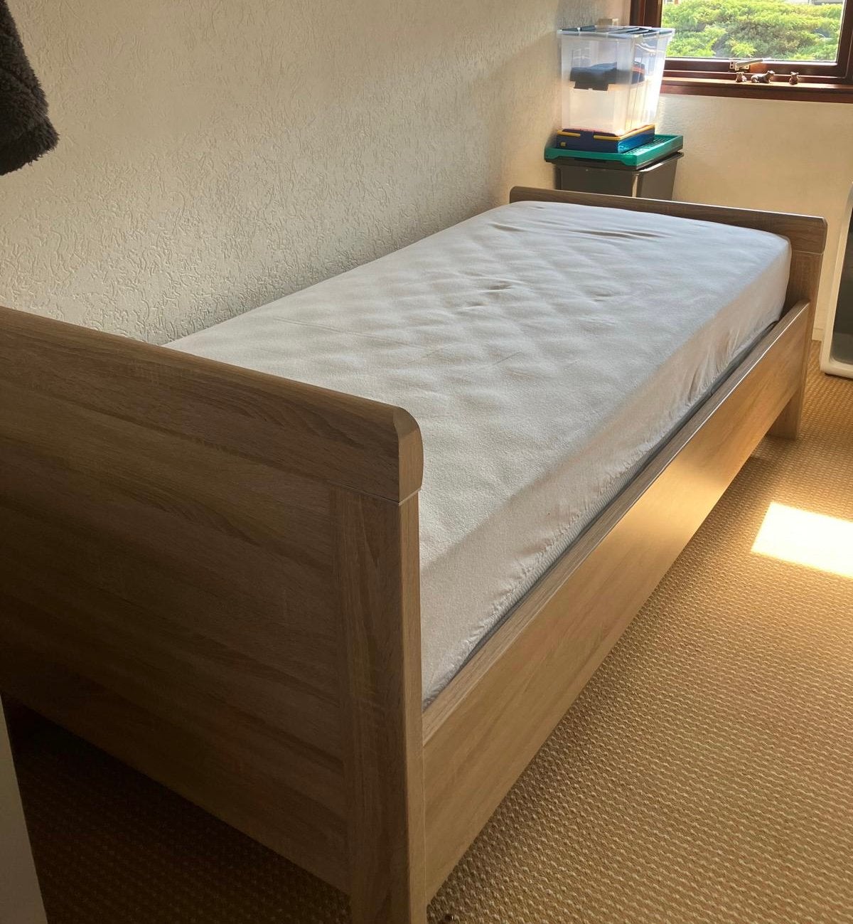Seniorenbed 90x200 met verlichting, matras en nachtkastje, Ophalen, Zo goed als nieuw, Eenpersoons